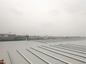 钢构厂房顶部安装